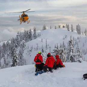 et helikopter som kommer til et alpint reddningslag